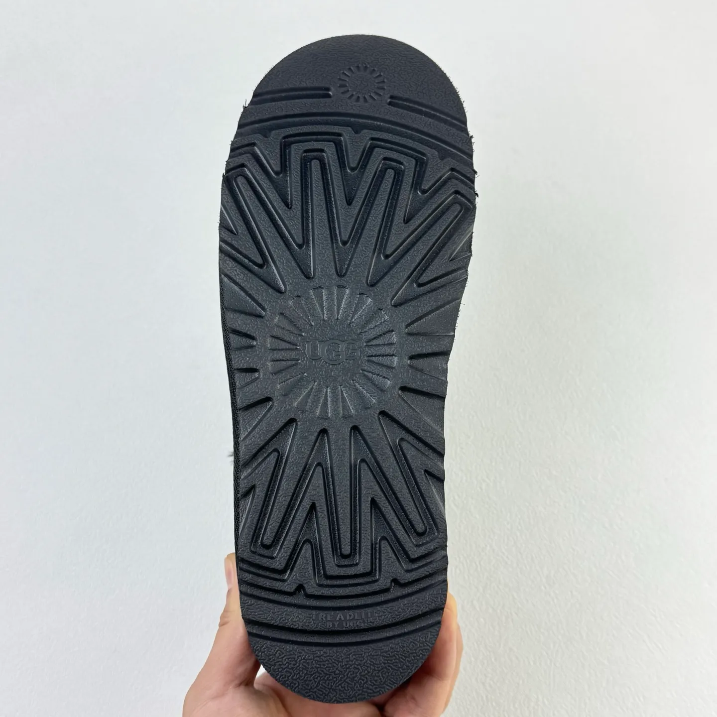 Local 💰600 OEM grade 4032 Mel series, top workmanship, super stable version ✔️ Good looks and texture, suede leather + low-key logo show retro, classic two-color shoelaces can be worn as two shoes ✔️ So comfortable that you want to weld your feet, ultra-light material + 5cm thick sole, increase height without tiring the feet, wool insoles are warm and breathable, no pressure for commuting and shopping all day long ✔️ I love the details: wide shoelaces for photos. Sizes 34-45 are suitable for various foot types. Slight stains can be wiped clean with a damp cloth. The loose feeling in early autumn is all due to it. Close your eyes and avoid stepping on thunder! 👟